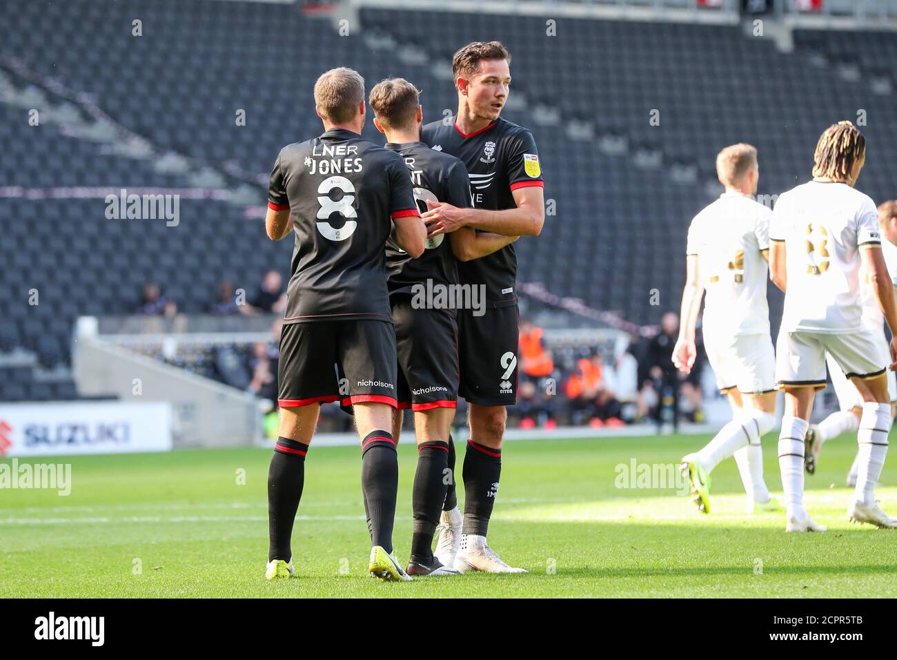 MILTON KEYNES, ENGLAND. SEPTEMBER 2020. Jorge Grant feiert mit Teamkollegen nach dem Tor für Lincoln City, um die Führung zu übernehmen, um es 1 - 0 gegen Milton Keynes Dons zu machen, während der Sky Bet League 1 Spiel zwischen MK Dons und Lincoln City im Stadium MK, Milton Keynes. (Kredit: John Cripps - MI News ) Kredit: MI Nachrichten & Sport /Alamy Live Nachrichten Stockfoto