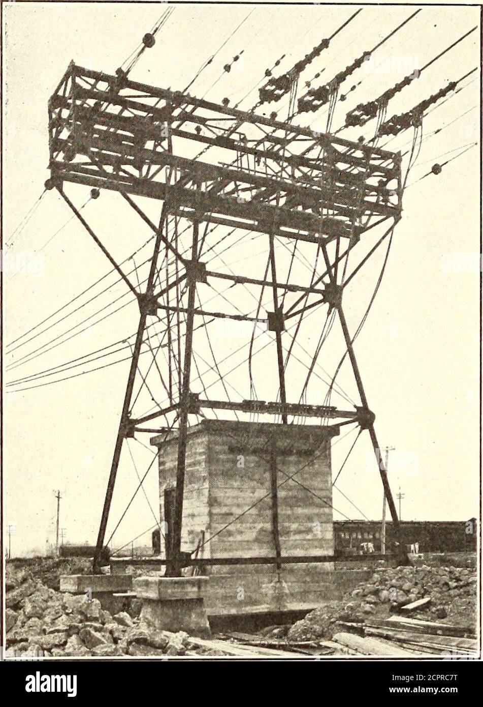 . Elektrische Eisenbahn Zeitschrift . Abb. 14 – Southern Pacific 1200-Volt Lines – Oberleitungsbrücke Konstruktion auf einem vierspurigen Tangentialabschnitt gezogene Kupferlitzen mit hoher Spannung und vier Nals sowie alle Knotenpunkte und Kreuzungen sind durch No geschützt. 4 feste Phosphor-Bronze-Leiter, die alle elektrisch ineinandergreifende Anlagen sind, die von an allen drei Türmen verankerten Alter-Anchored betrieben werden. Am Turm Nr. 1 sind alle Kabel mit beiden Gleisschienen für die Stromkreise stromführende. go6 ELECTRIC RAILWAY JOURNAL. [Vol. XXXVIII, Nr. 17. Bis auf wenige Ausnahmen werden beide Gleise aller Gleise für beide Schilder verwendet Stockfoto
