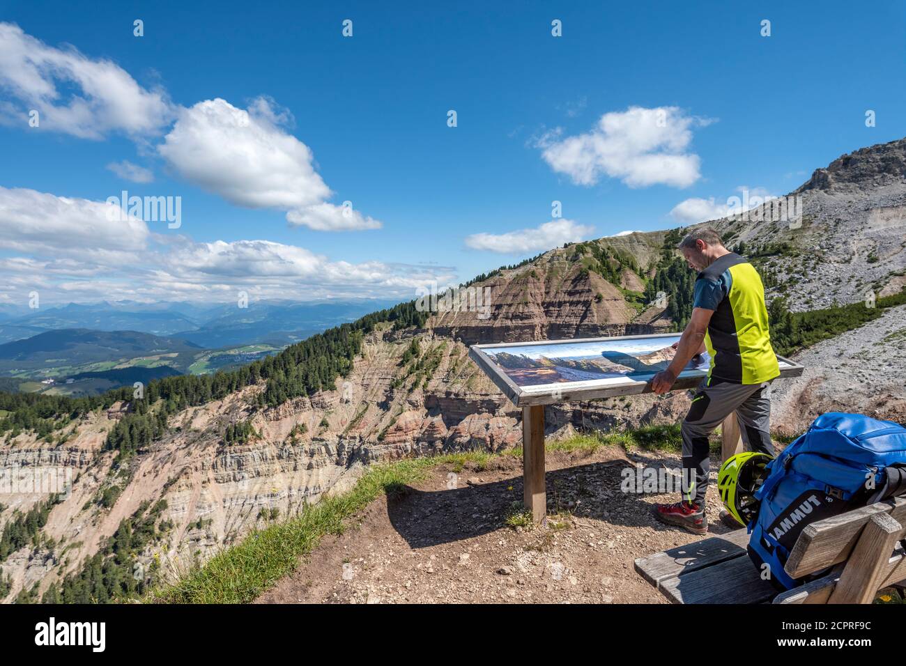 Aldein, Provinz Bozen, Südtirol, Italien. Geoparc Bletterbach. Eine Panoramatafel über dem Gorz, dem Ende der Bletterbachschlucht Stockfoto