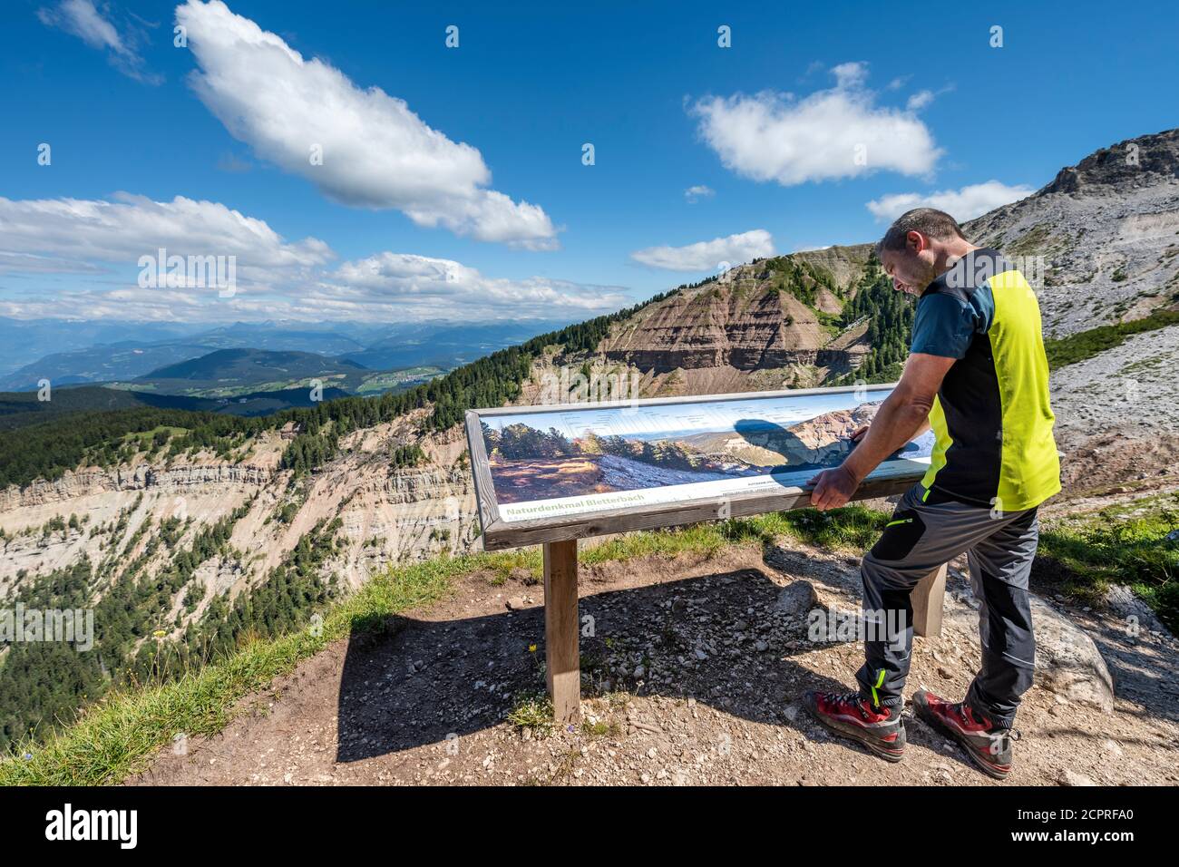 Aldein, Provinz Bozen, Südtirol, Italien. Geoparc Bletterbach. Eine Panoramatafel über dem Gorz, dem Ende der Bletterbachschlucht Stockfoto