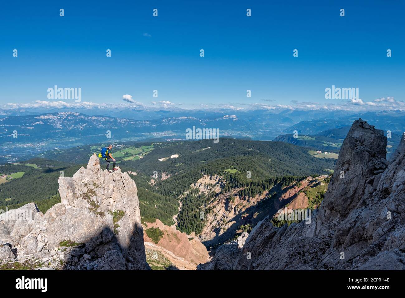 Aldein, Provinz Bozen, Südtirol, Italien. Geoparc Bletterbach. Blick vom Aldeiner Weißhorn hinunter zur Bletterbachschlucht Stockfoto