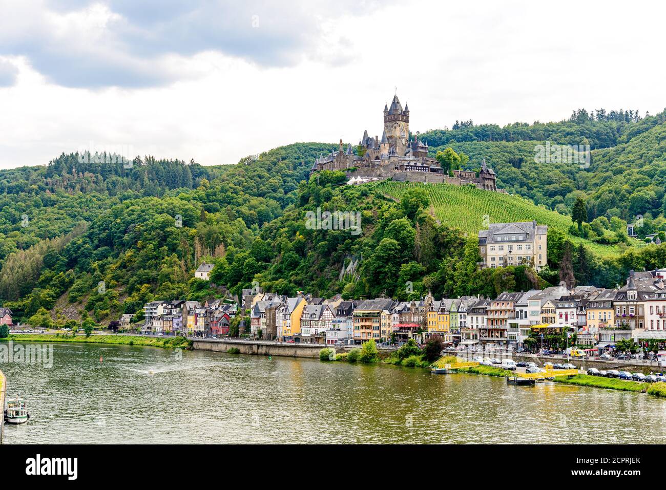 Cochem. Schöne historische Stadt an der romantischen Mosel, Mosel. Blick auf die Stadt mit Reichsburg auf einem Hügel. Rheinland-Pfalz, Deutschland, Stockfoto