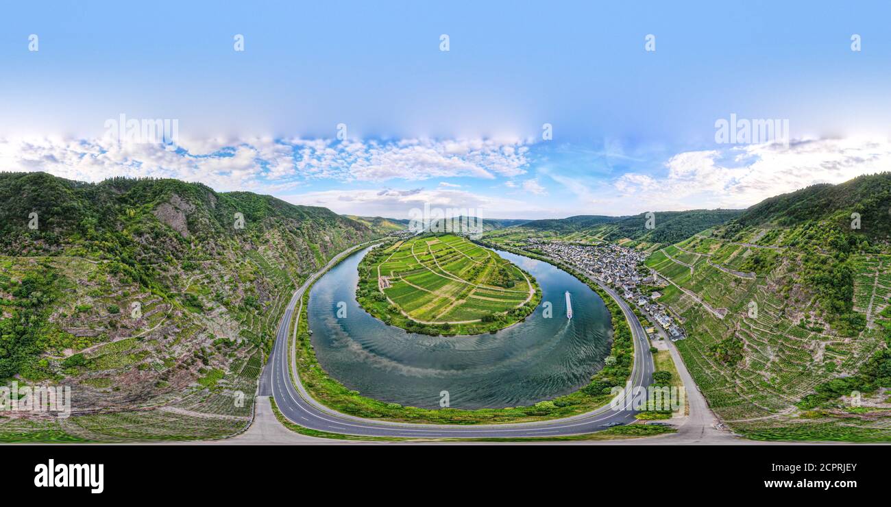 Schleife von Bremm von Calmont an der romantischen Mosel, Mosel. 360-Grad-Panoramaansicht aus der Luft. Rheinland-Pfalz, Deutschland Stockfoto