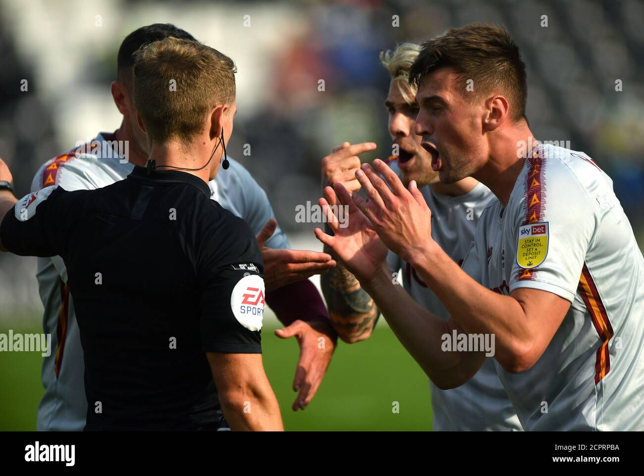 Bradford City's Paudie O'Connor appelliert an Schiedsrichter will Finnie während der Sky Bet League zwei Spiel im New Lawn, Nailsworth. Stockfoto