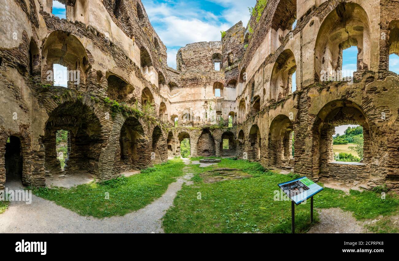 Burgruine Balduinseck im Hunsrück bei Kastellaun, erbaut von Erzbischof Balduin als Festung gegen den Grafen von Sponheim, auf einer Hügelburg Stockfoto