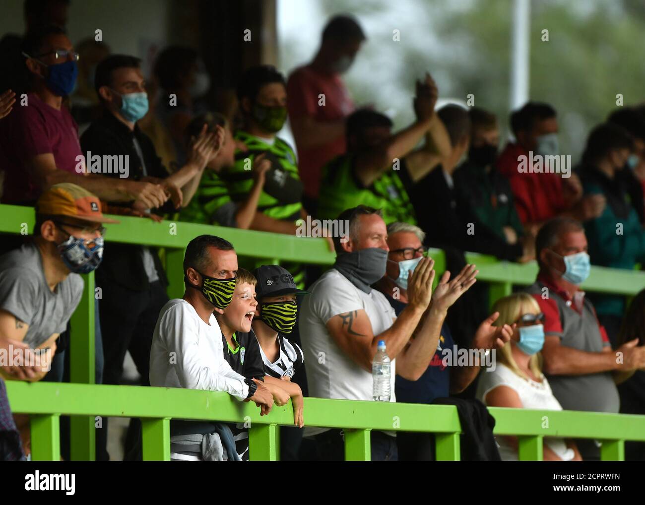 Forest Green Rovers Fans reagieren, wie ihr Team erzielt ihr erstes Tor des Spiels während der Sky Bet League zwei Spiel im New Lawn, Nailsworth. Stockfoto