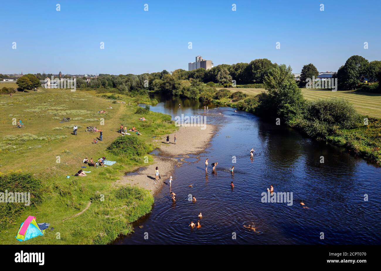 Mülheim an der Ruhr, Ruhrgebiet, Nordrhein-Westfalen, Deutschland - Flusslandschaft, im Sommer baden Menschen im Ruhrgebiet. Stockfoto