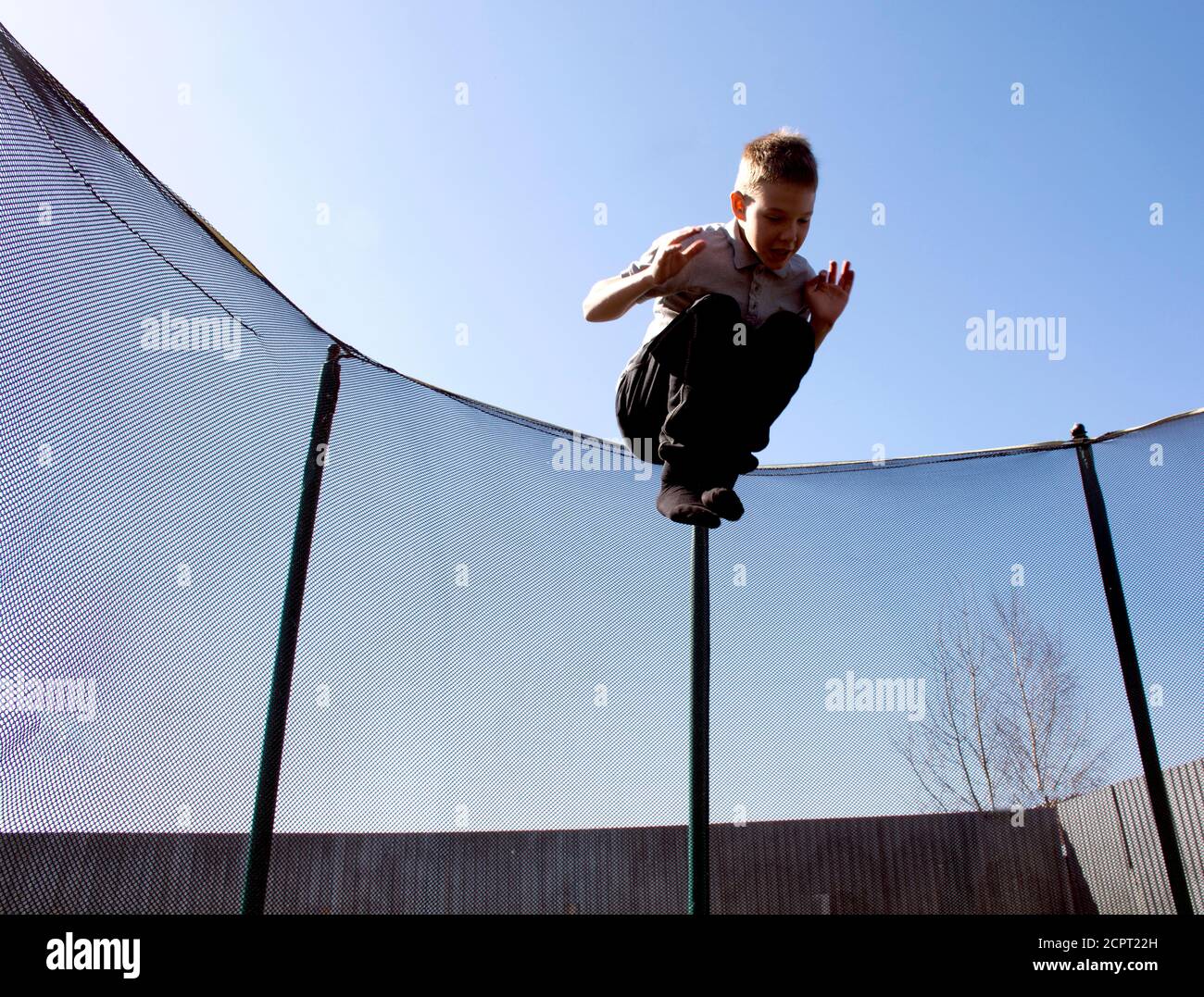 Junge springt auf einem Trampolin. Springen auf einem Trampolin. Stockfoto