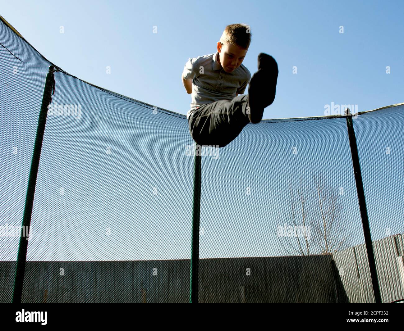 Junge springt auf einem Trampolin. Springen auf einem Trampolin. Stockfoto