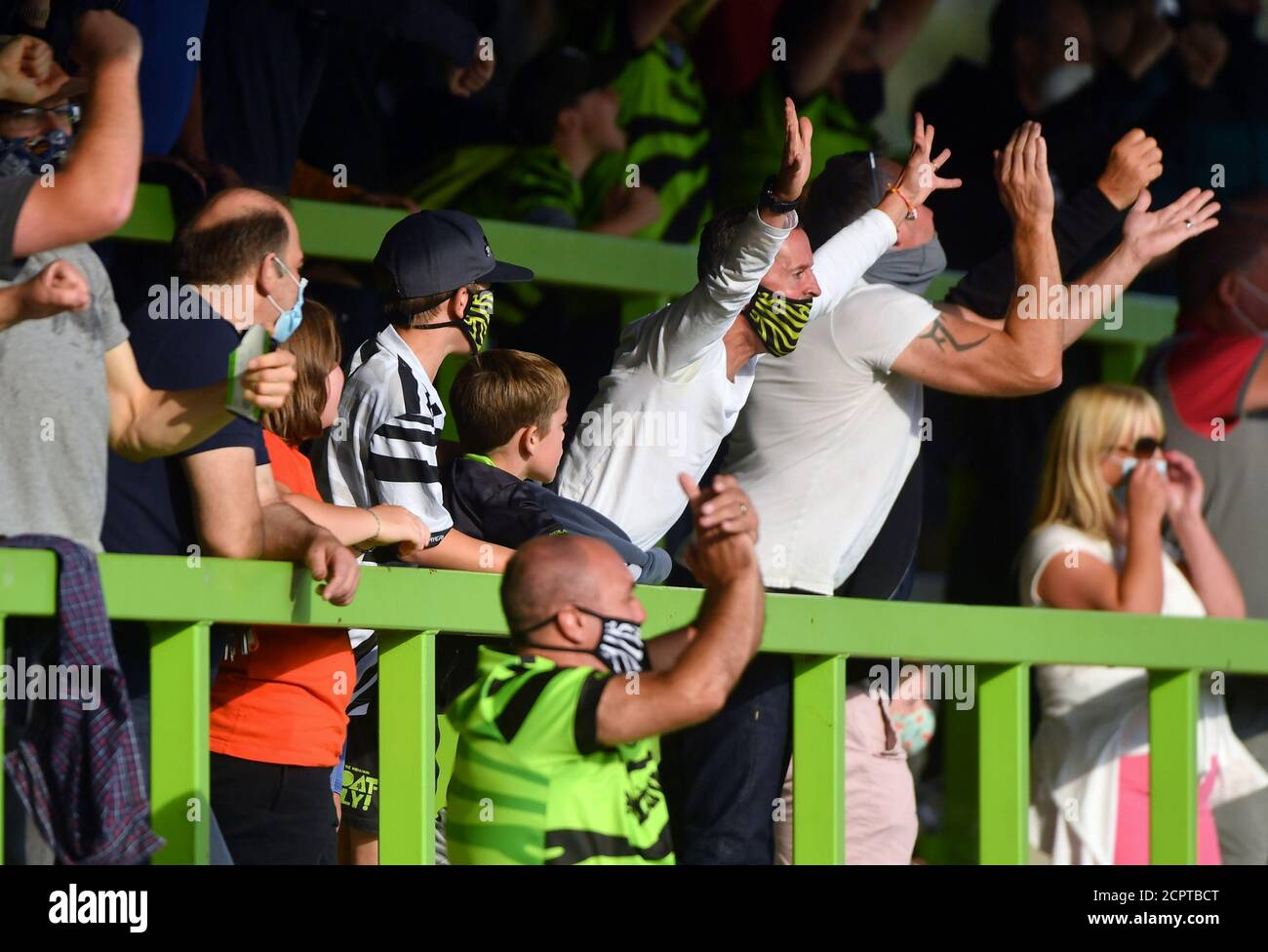 Forest Green Rovers Fans feiern das zweite Tor ihrer Spielseite, das Aaron Collins (nicht abgebildet) in der neunzigsten Minute erzielte, während des Sky Bet League Two Spiels im New Lawn, Nailsworth. Stockfoto