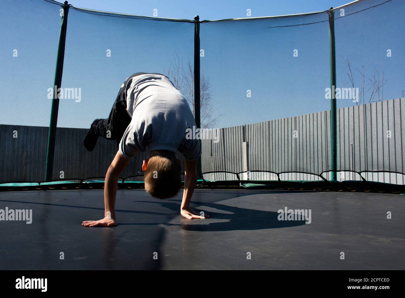 Junge springt auf einem Trampolin. Springen auf einem Trampolin. Stockfoto