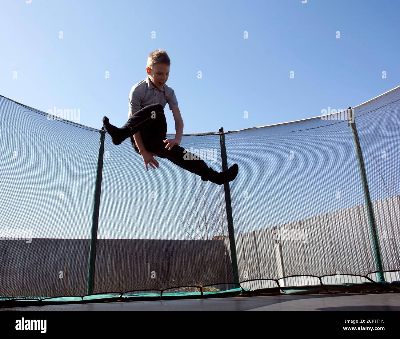 Junge springt auf einem Trampolin. Springen auf einem Trampolin. Stockfoto