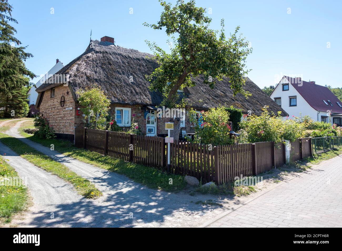 Deutschland, Mecklenburg-Vorpommern, Rügen, Seedorf, traditionelles Fischerhaus mit Strohdach Stockfoto