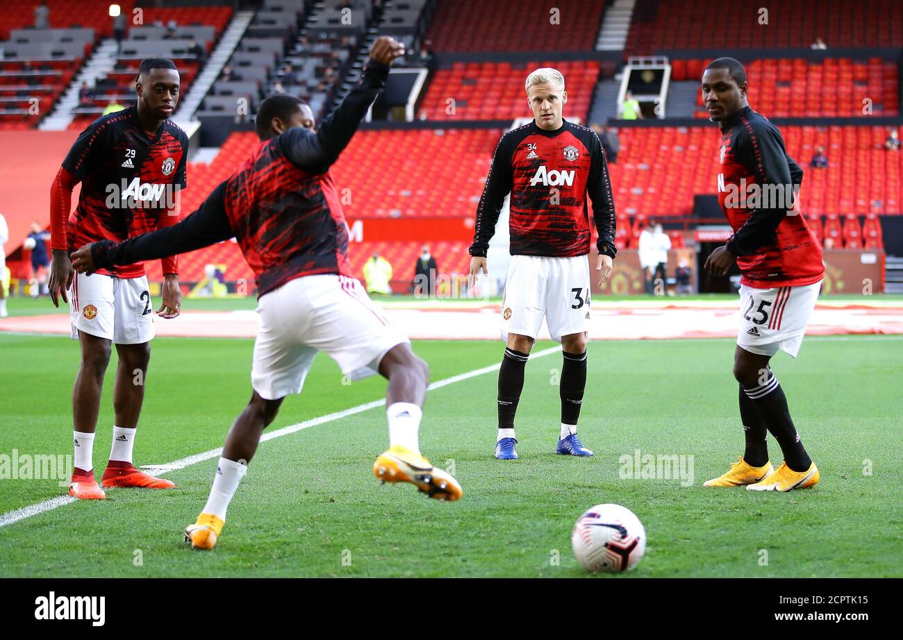 Aaron Wan-Bissaka von Manchester United (links), Donny van de Beek und Odion Ighalo (rechts) wärmen sich vor dem Premier League-Spiel in Old Trafford, Manchester, auf. Stockfoto