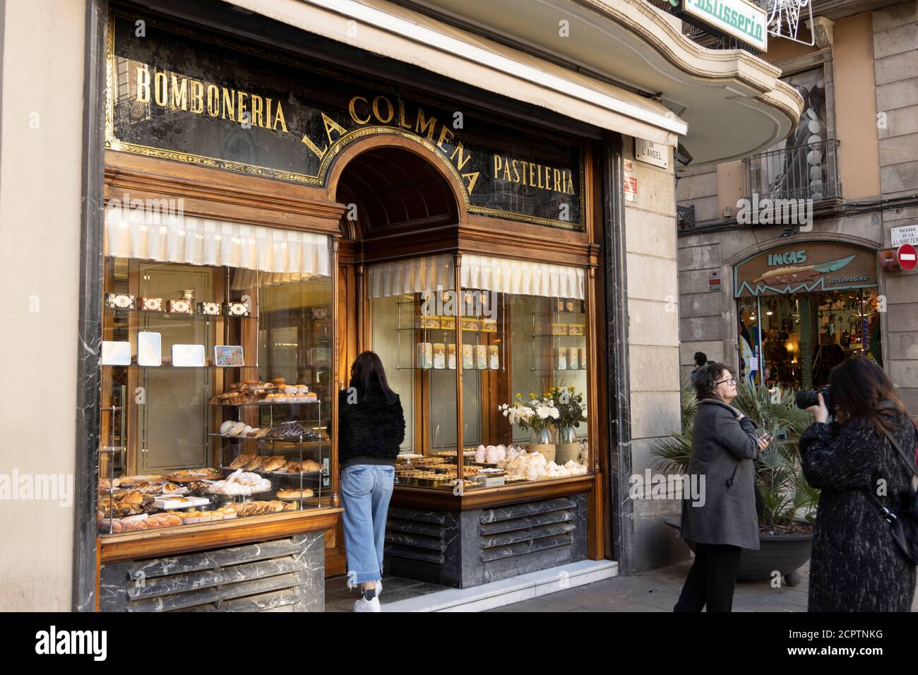 BARCELONA, SPANIEN - 23. NOVEMBER 2019: Viele Touristen besuchen Barcelona für ein Einkaufswochenende. La Colmena ist eine traditionelle Konditorei. Stockfoto
