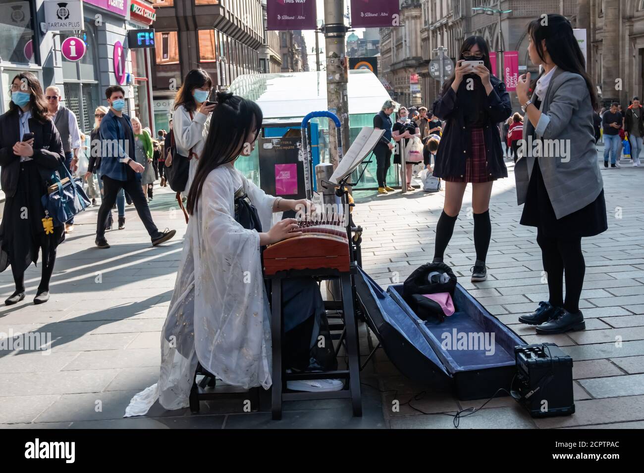 Glasgow, Schottland, Großbritannien. September 2020. Wetter in Großbritannien. Ein Straßenkünstler, der auf einer Guzheng (chinesische Zither) in der Buchanan Straße auftrat. Kredit: Skully/Alamy Live Nachrichten Stockfoto