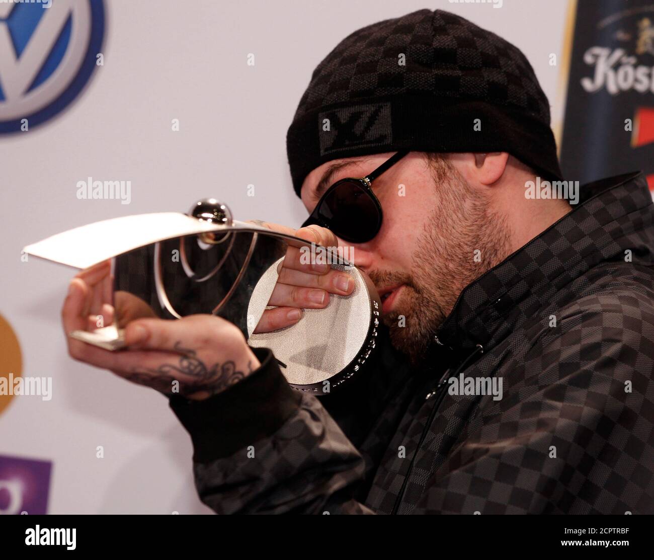 Deutscher Rapper Sido posiert mit seiner Trophäe bei den Echo Musik  Preisverleihung Berlin 22. März 2012. Gegründet 1992, ehrt den deutschen  phonographische Akademie nationale und internationale Künstler mit den  deutschen Musikpreis Echo.