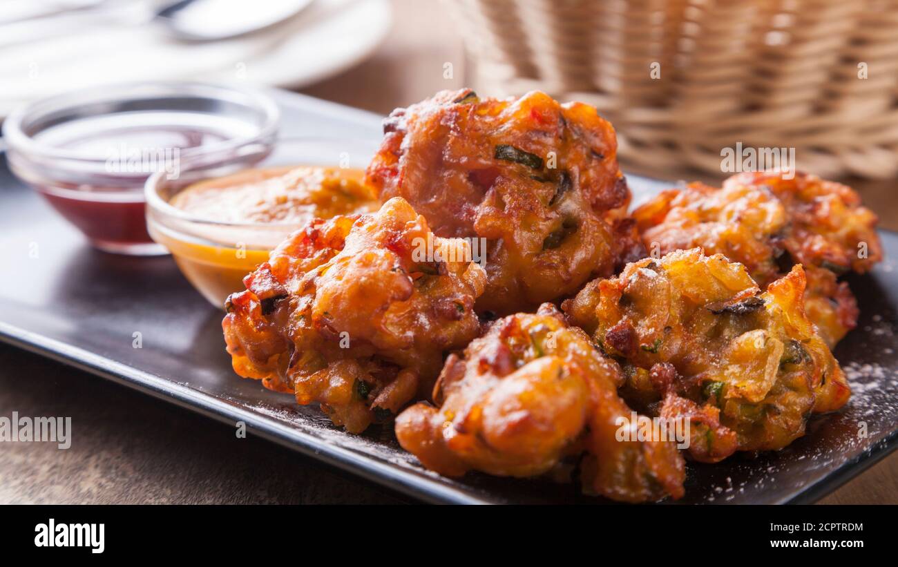 Pakora, Breaden Gemüse, ist ein beliebter indischer Street Food vegetarische Snack. Stockfoto