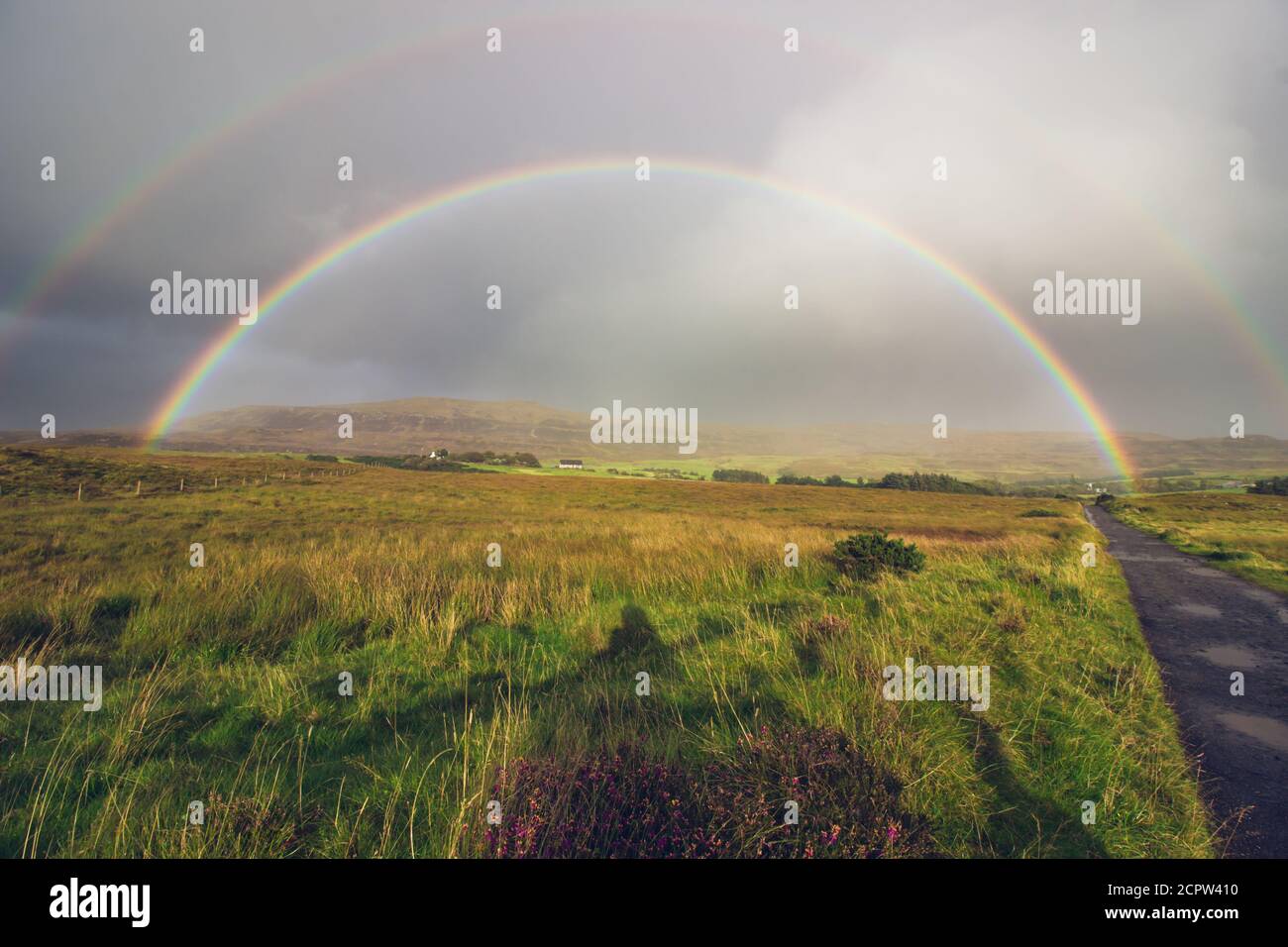 Double Rainbow über dem Land in Schottland Stockfoto
