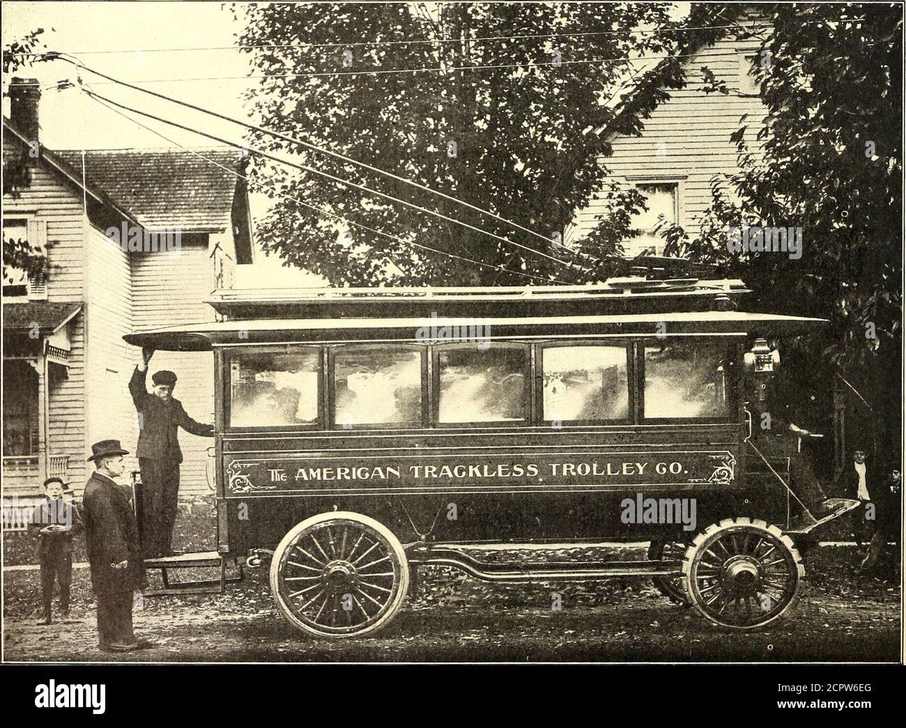 . Die Straßenbahn Zeitschrift . VORDERANSICHT DES SPURLOSEN TROLLEY-BUSSES, SHOWINGSTEERING-AUSRÜSTUNG. IRACKLESS TROLLEY OMNIBUS 14. NOVEMBER 1903.] STREET RAILWAY JOURNAL 885 sein Weg durch verstopfte Durchgangsstraßen mit allen Trolley-Räder überfüllt sind daran gehindert, aus den Drähten Arten von Fahrzeugen so leicht wie mit jedem anderen getan werden könnte, während der Bus in Bewegung ist durch die Führer oder Wachen (d), Art der gewöhnlichen Beförderung. Deren Form ist deutlich durch Abb. 3, die auch illus- die mechanische Konstruktion und Konstruktionsmerkmale der trates, wie die Schutzvorrichtungen dienen, um das Trolley-Rad zu führen Stockfoto
