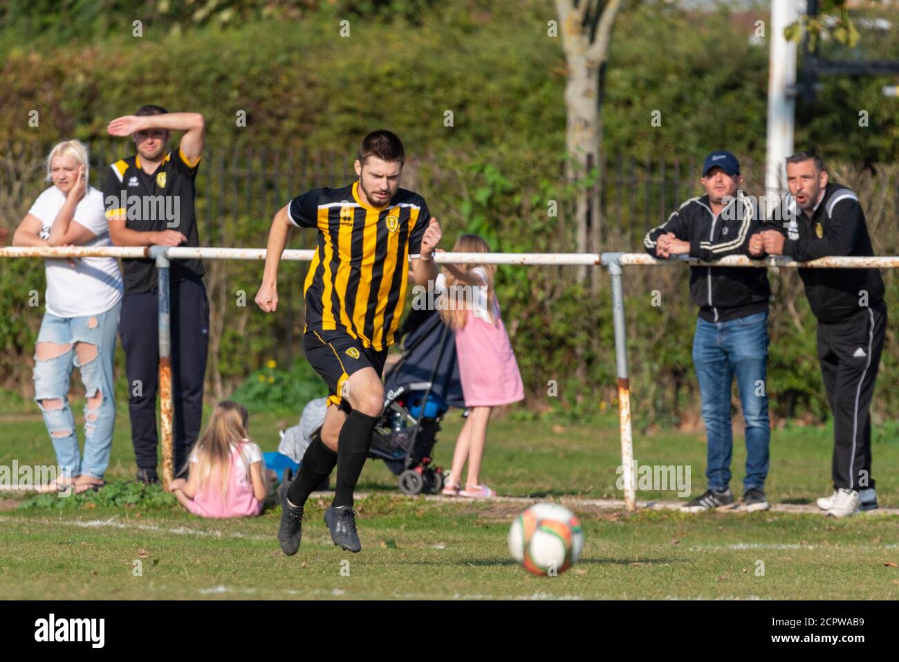 Southchurch Park, Southend on Sea, Essex, Großbritannien. September 2020. Southend Manor war Gastgeber des Essex Senior League Teams Cockfosters in der ersten Qualifikationsrunde des Buildbase FA Vase Fußballwettbewerbs, der den langen Weg nach Wembley einnahm. Da sich der Wettbewerb der vorherigen Saison aufgrund der COVID-19 Coronavirus-Pandemie sehr verzögert hat, wurde das Finale für 2019-2020 noch nicht gespielt. Eine begrenzte Anzahl von Unterstützern durfte das Spiel, das mit einem 1-0-Sieg für Cockfosters endete, in Rot verfolgen. Familie und Leute beobachten Stockfoto