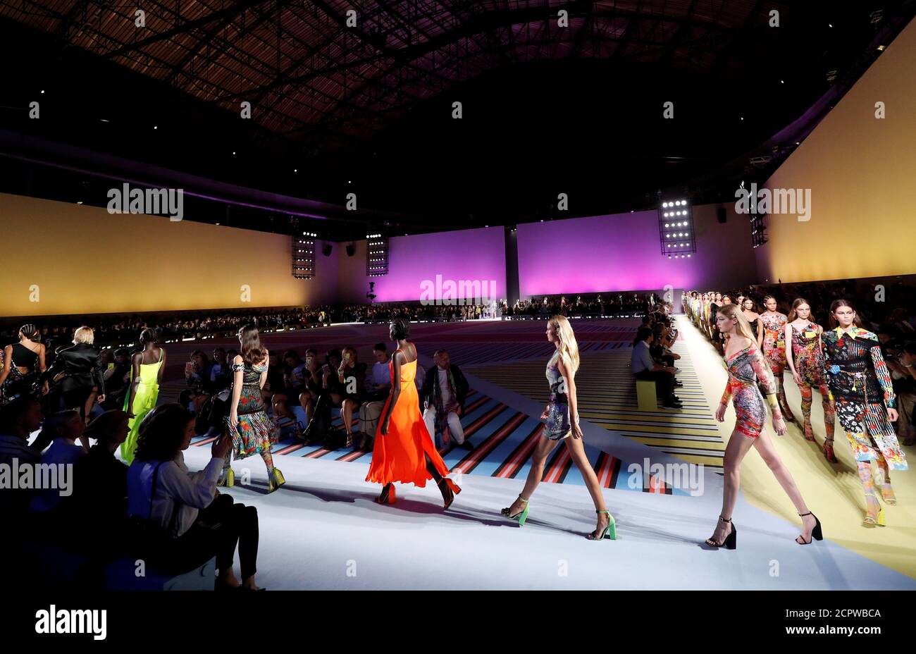 Models präsentieren Kreationen auf der Versace Show während der Mailänder Fashion Week Spring 2019 in Mailand, Italien, 21. September 2018. REUTERS/Stefano Rellandini Stockfoto