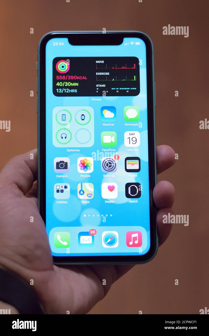 IPhone 11 mit neuen Home-Bildschirm-Widgets von iOS14. Die neueste Version  von iOS wird am 16. September 2020 veröffentlicht und für neue Funktionen  geschätzt Stockfotografie - Alamy