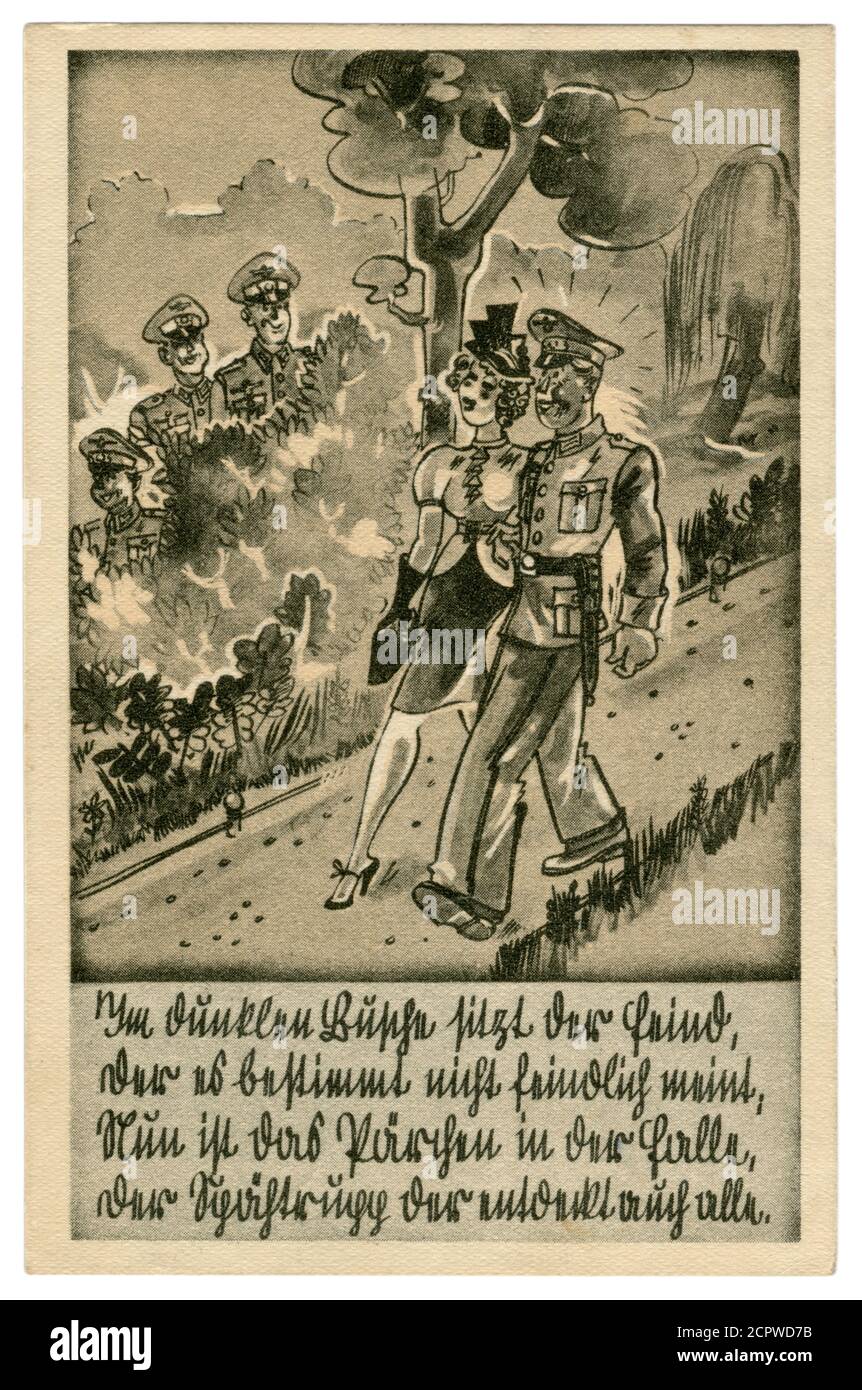 Deutsche historische Postkarte: Deutscher Soldat in voller Uniform, der mit einem Mädchen im Park spazierengeht. Datum und Hinterhalt im Gebüsch, satirische Serie 1939 Stockfoto