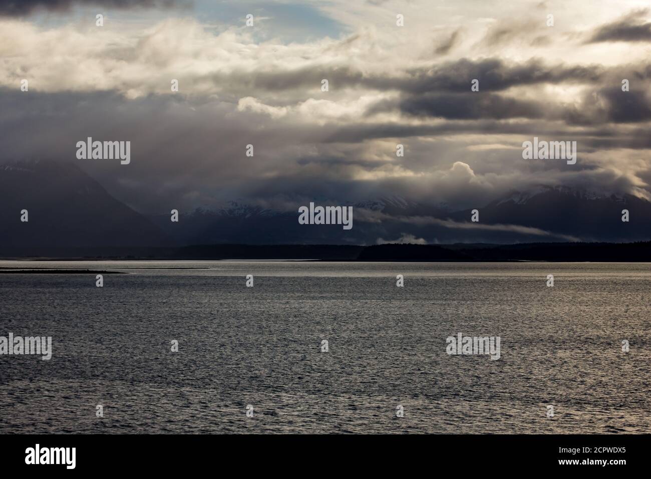 Die natürliche Schönheit Alaskas mit Blick auf das Meer und die Skyscapes. Die natürliche Schönheit ist grenzenlos. Stockfoto