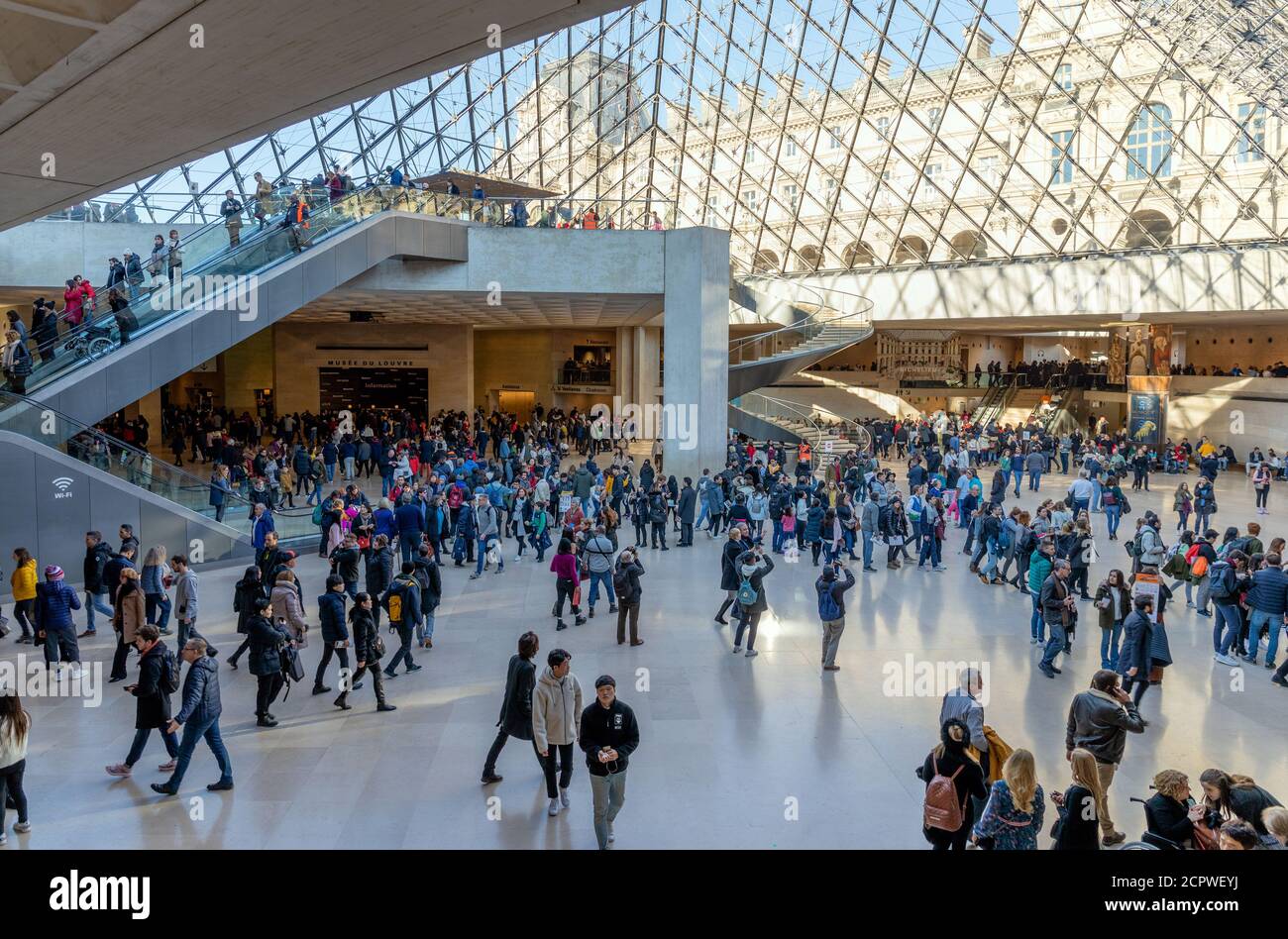 Touristen besuchen Louvre Museum am 30. Dezember 2019 in Paris. Der Louvre ist das größte und meistbesuchte Kunstmuseum der Welt. Stockfoto