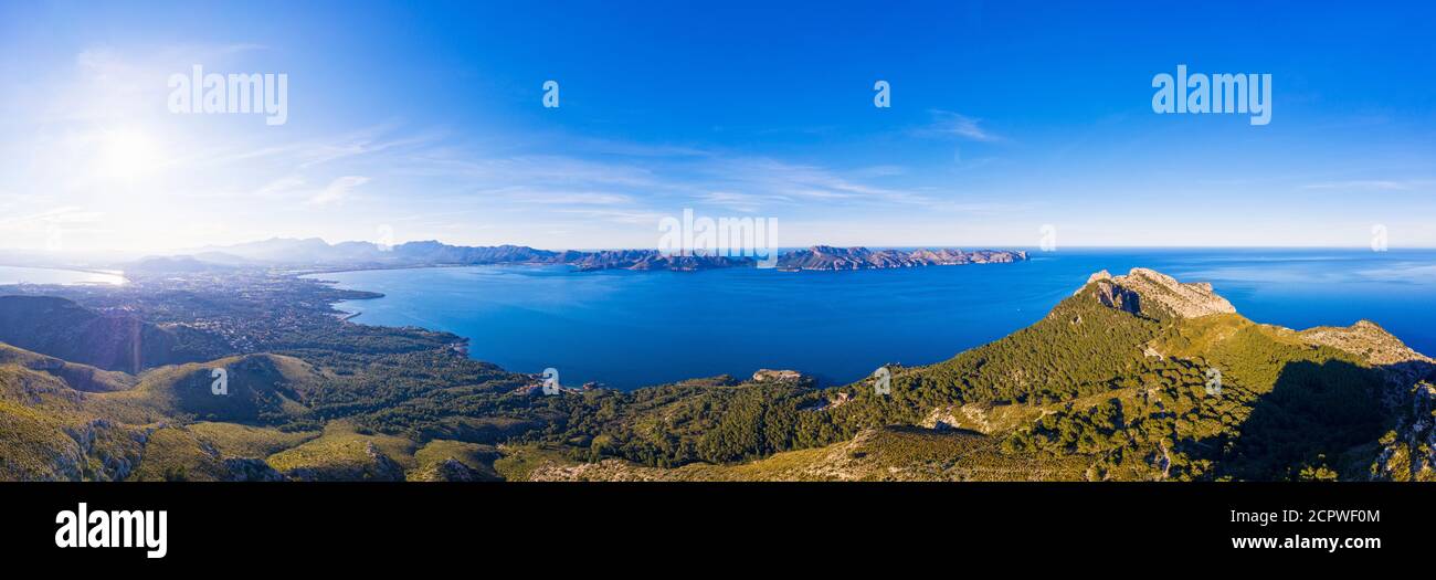 Panorama, rechter Gipfel des Talaia d'Alcúdia auf der Halbinsel La Victoria, Alcudia, hinter der Halbinsel Formentor, Raiguer-Region, Luftbild, Mallorca, Balea Stockfoto