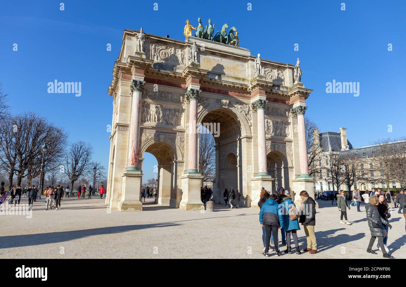 Der Arc de Triomphe du Carrousel in Paris, Frankreich. Es wurde 1806 erbaut, um Napoleons militärischen Siegen zu gedenken. Stockfoto