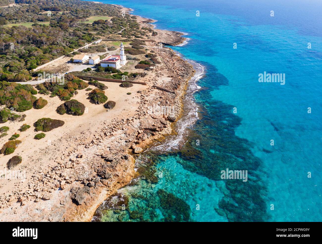 Leuchtturm am Cap de ses Salines, südlichster Punkt von Mallorca, Migjorn-Region, Mittelmeer, Luftbild, Mallorca, Balearen, Spanien Stockfoto