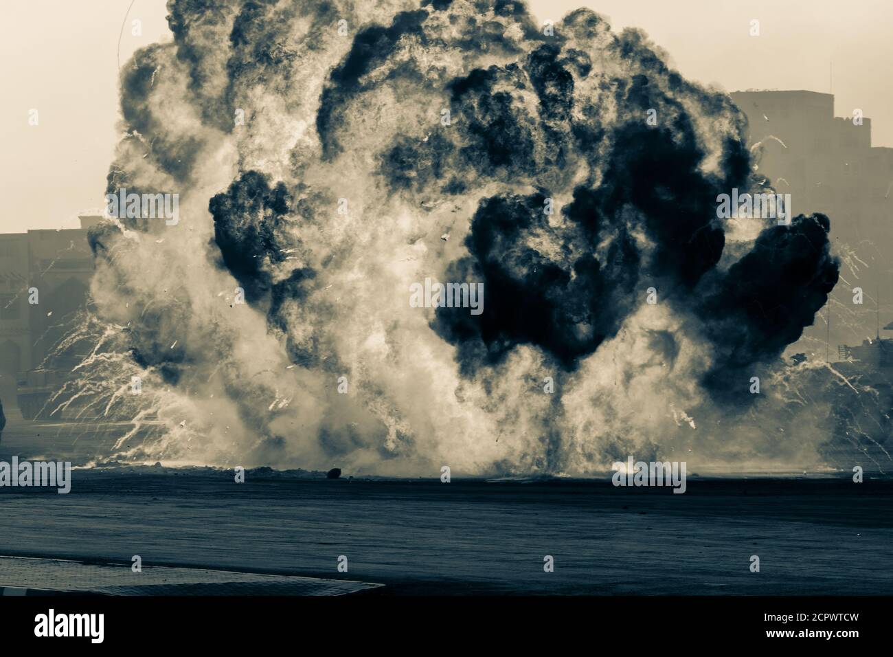 Massive Feuerexplosion oder Streik im militärischen Kampf und Krieg. Fahrzeugexplosion aus einem Tank in einer Stadt im Nahen Osten. Militärisches Konzept. Stärke, p Stockfoto