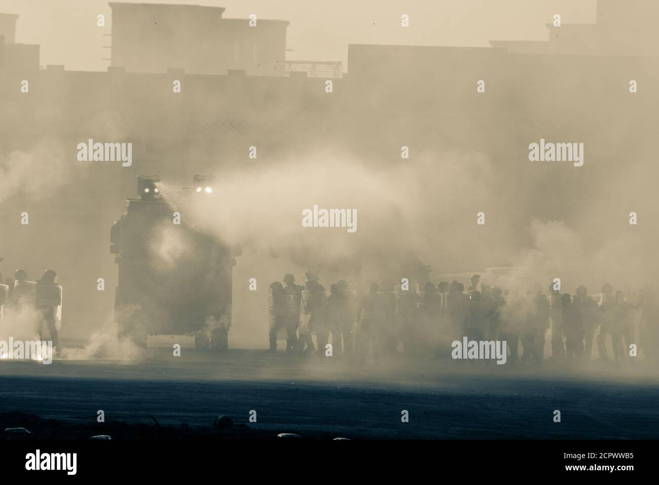 Military Police riot Antwort auf einen Protest mit Gas, Rauch, Feuer, Explosionen. Politische Ausdruck, Aufruhr, Protest, Vorführung und militärischen Conc Stockfoto