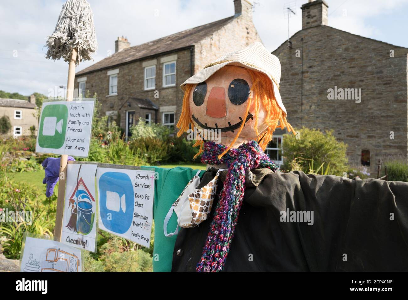 Redmire, Yorkshire Dales, England, Großbritannien. September 2020. Dieses Jahr Thema für die Yorkshire Dales Dorf Redmire jährlichen Vogelscheuche Wettbewerb ist Covid 19 und die Lockdown. Aufgrund des Covid 19 Virus, fand virtuelle Beurteilung statt, um die Gewinnerscheuche auszuwählen. Die weibliche Vogelscheuche an der Sämaschine, die Gesichtsmasken macht, wurde zum Sieger erklärt. Kredit: Alan Beastall/Alamy Live Nachrichten. Stockfoto