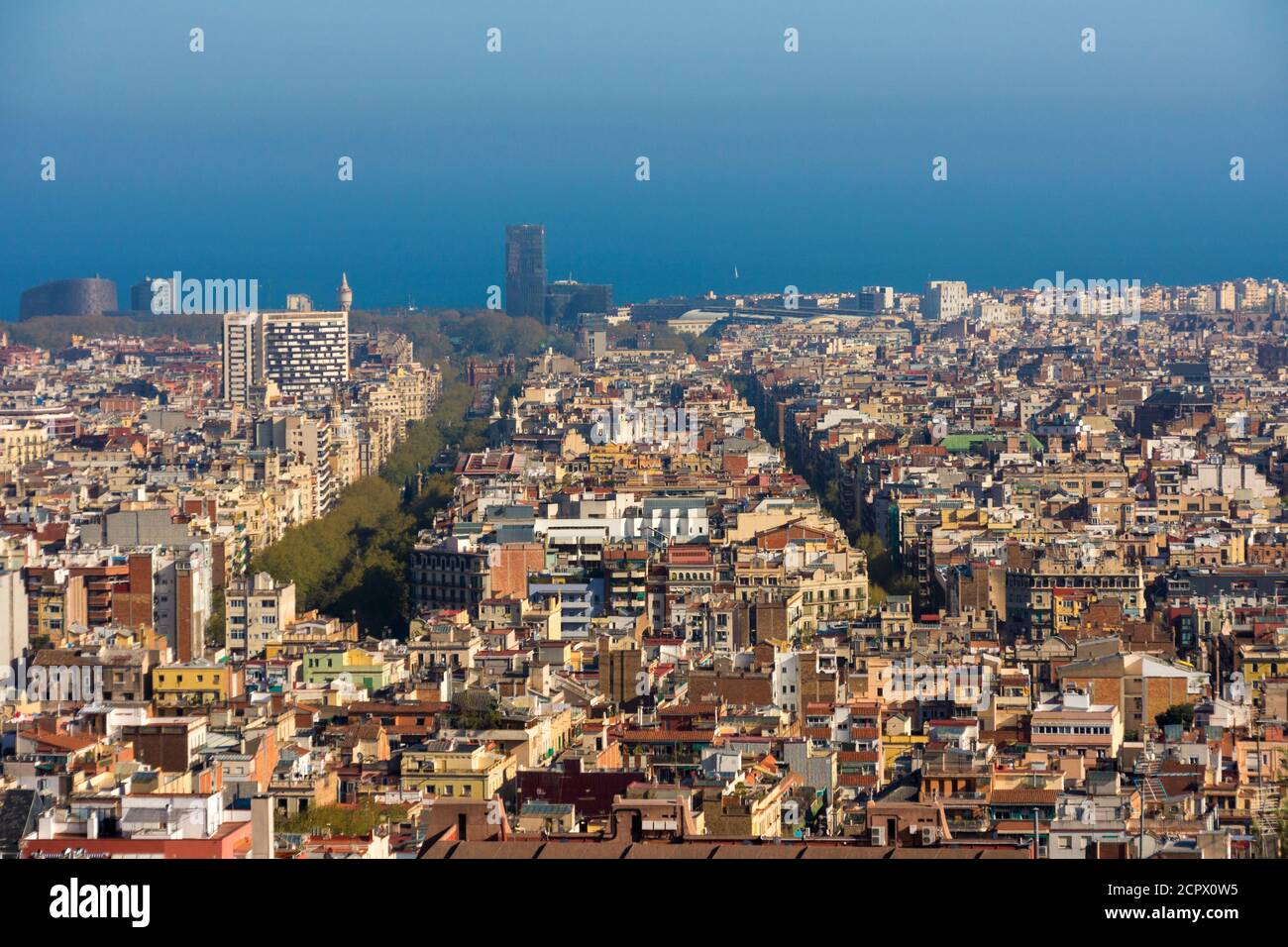 Barcelona, Blick vom Park Güell über die Stadt zum Mittelmeer Stockfoto