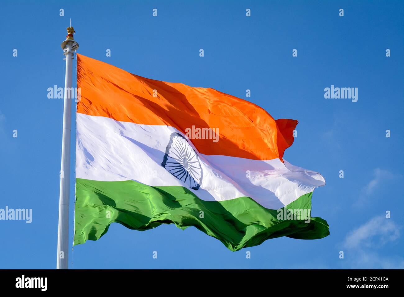 Indische Flagge winkt in der Luft am Unabhängigkeitstag Indiens. Mit natürlichem blauen Himmel und Wolkenhintergrund zusammen mit Flugzeugen Stockfoto