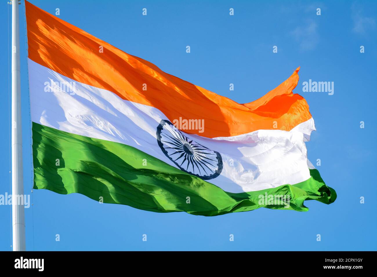 Indische Flagge winkt in der Luft am Unabhängigkeitstag Indiens. Mit natürlichem blauen Himmel und Wolkenhintergrund zusammen mit Flugzeugen Stockfoto