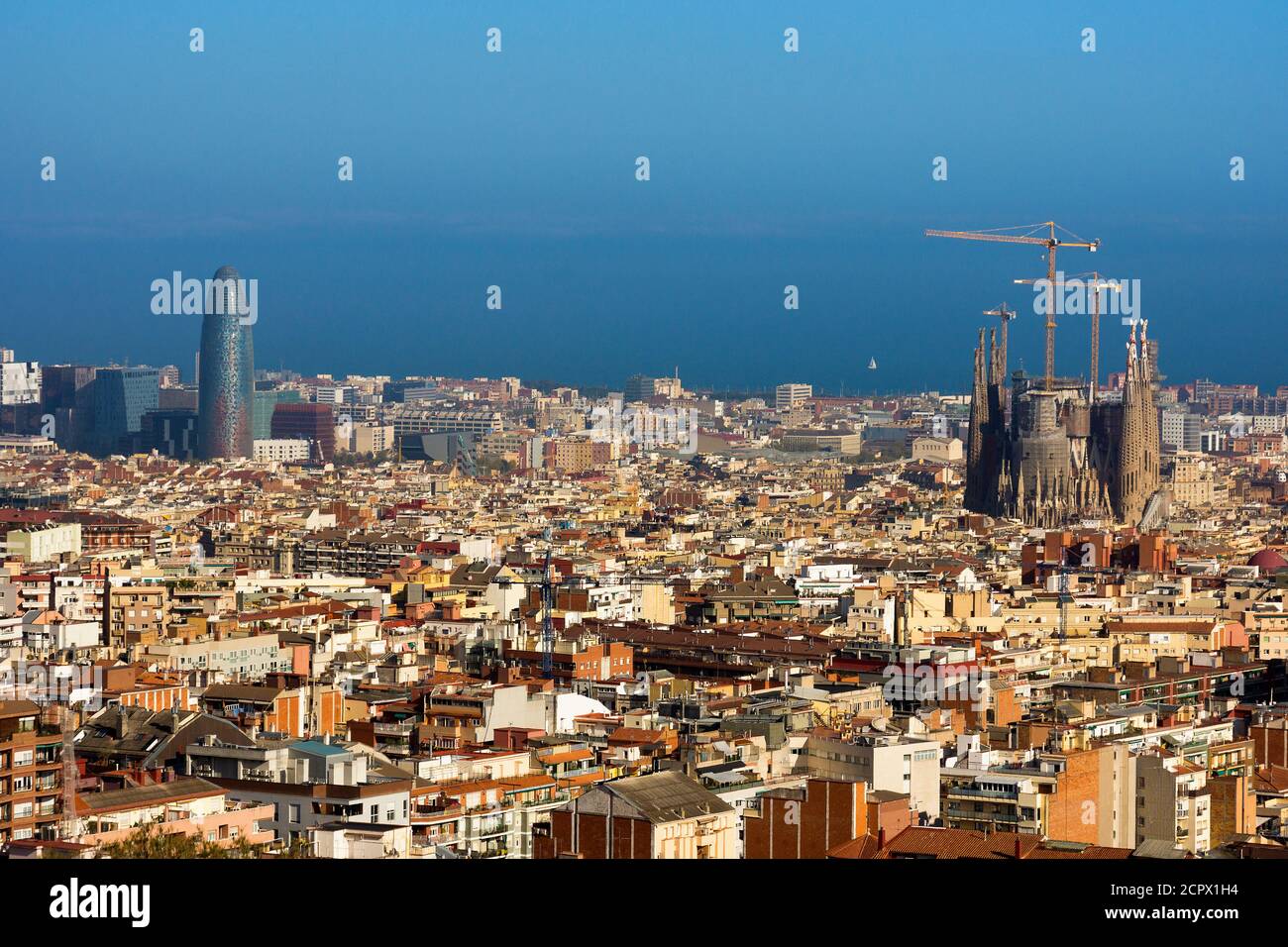 Barcelona, Blick vom Park Güell über die Stadt auf das Mittelmeer, Torre Agbar und Sagrada Familia Stockfoto