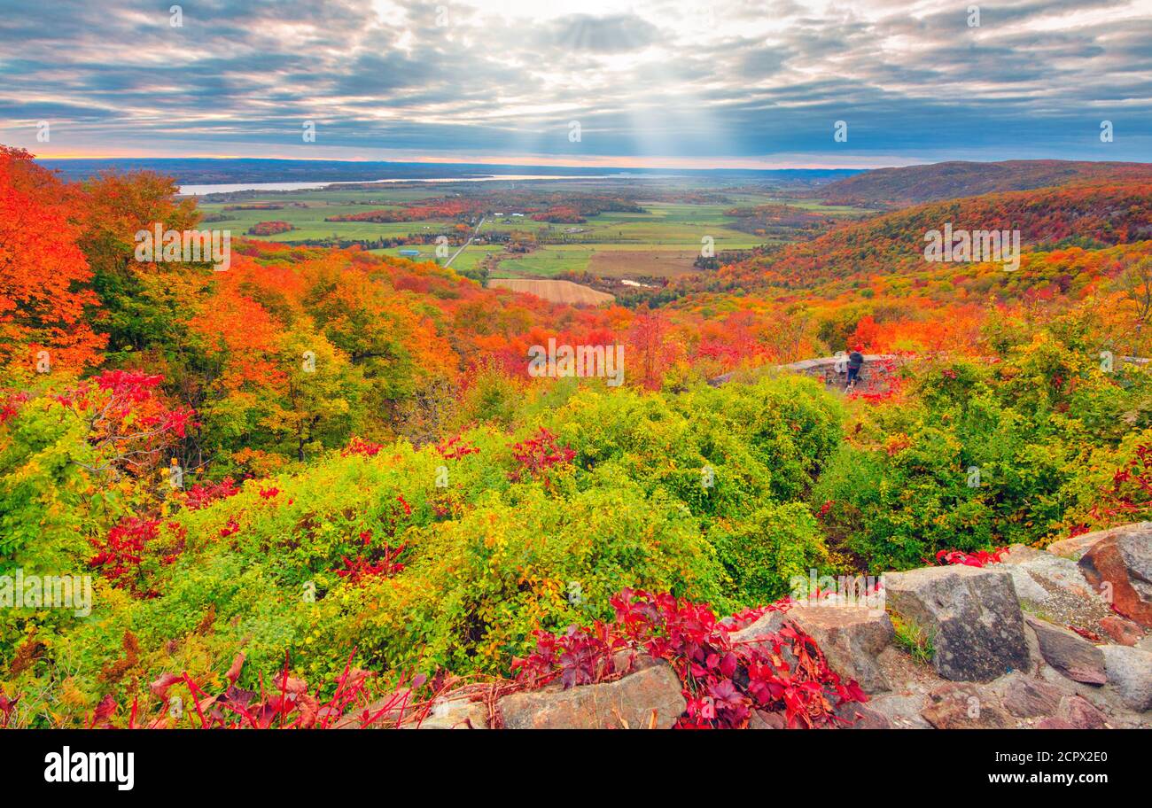 Wunderschöne herbstliche Landschaft des Ottawa Valley vom Gatineau Park, Quebec, Kanada Stockfoto