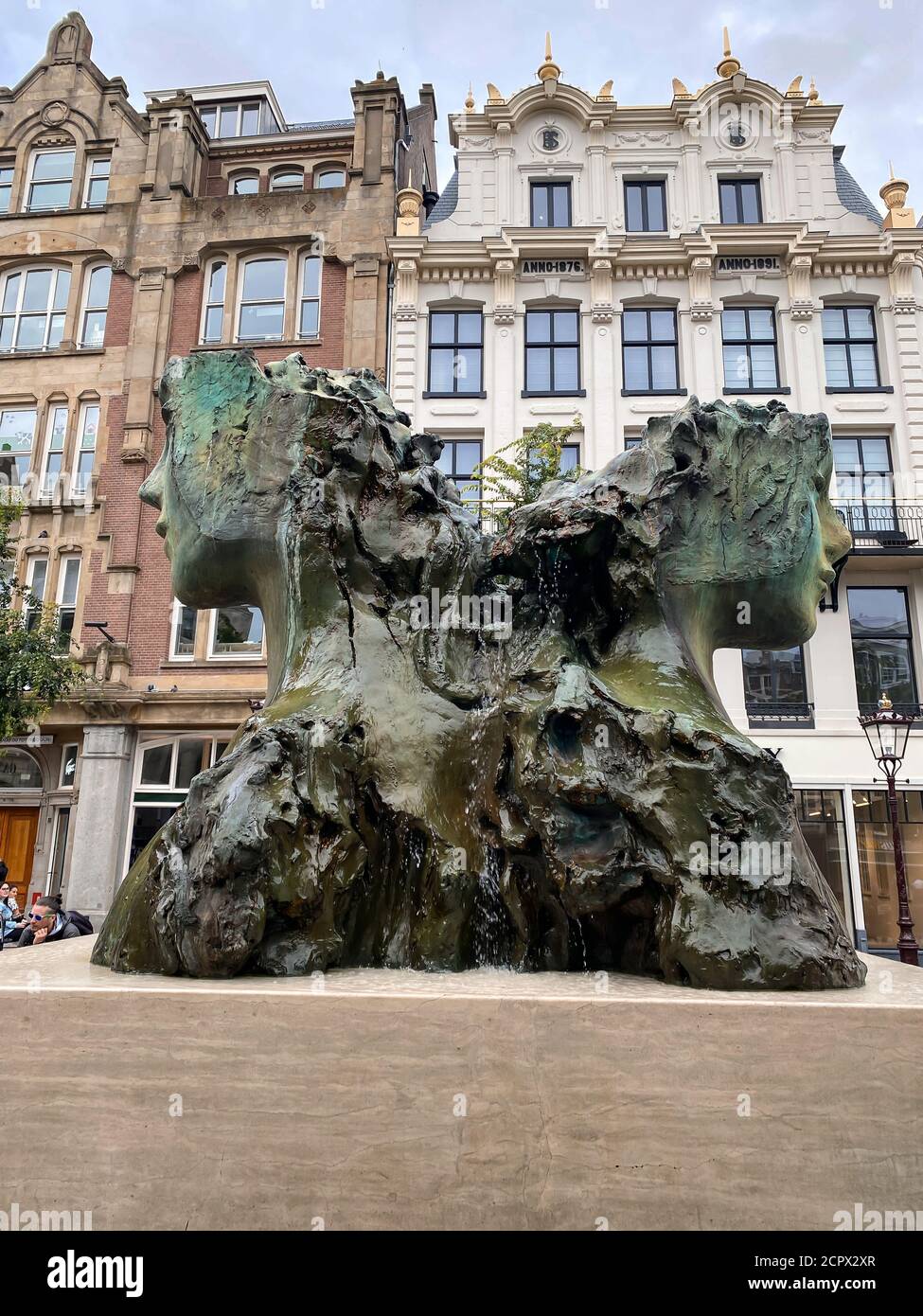 Amsterdam, juli-10 2020, skulpturaler Rokin-Brunnen, Amsterdam niederlande.eine riesige Skulptur in Verkleidung, wo Wasser (angeblich) fließen würde. Stockfoto