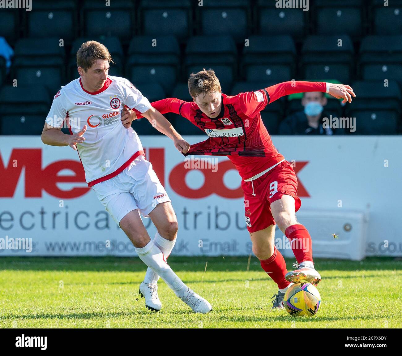 19. September 2020. Elgin City FC, Moray, Schottland, Großbritannien. Dies ist aus der Vorsaison Freundschaftsspiel zwischen Elgin City FC von Scottish League 2 und Brora Rangers FC, Scottish Highland Laegue. Brora Rangers gewann das Spiel 2-3. BILDINHALT:- L 4 Brora Rangers, Colin Williamson und R 9 Elgin City, Kane Haster. Kredit - Jasperimage/AlamyLiveNews Stockfoto