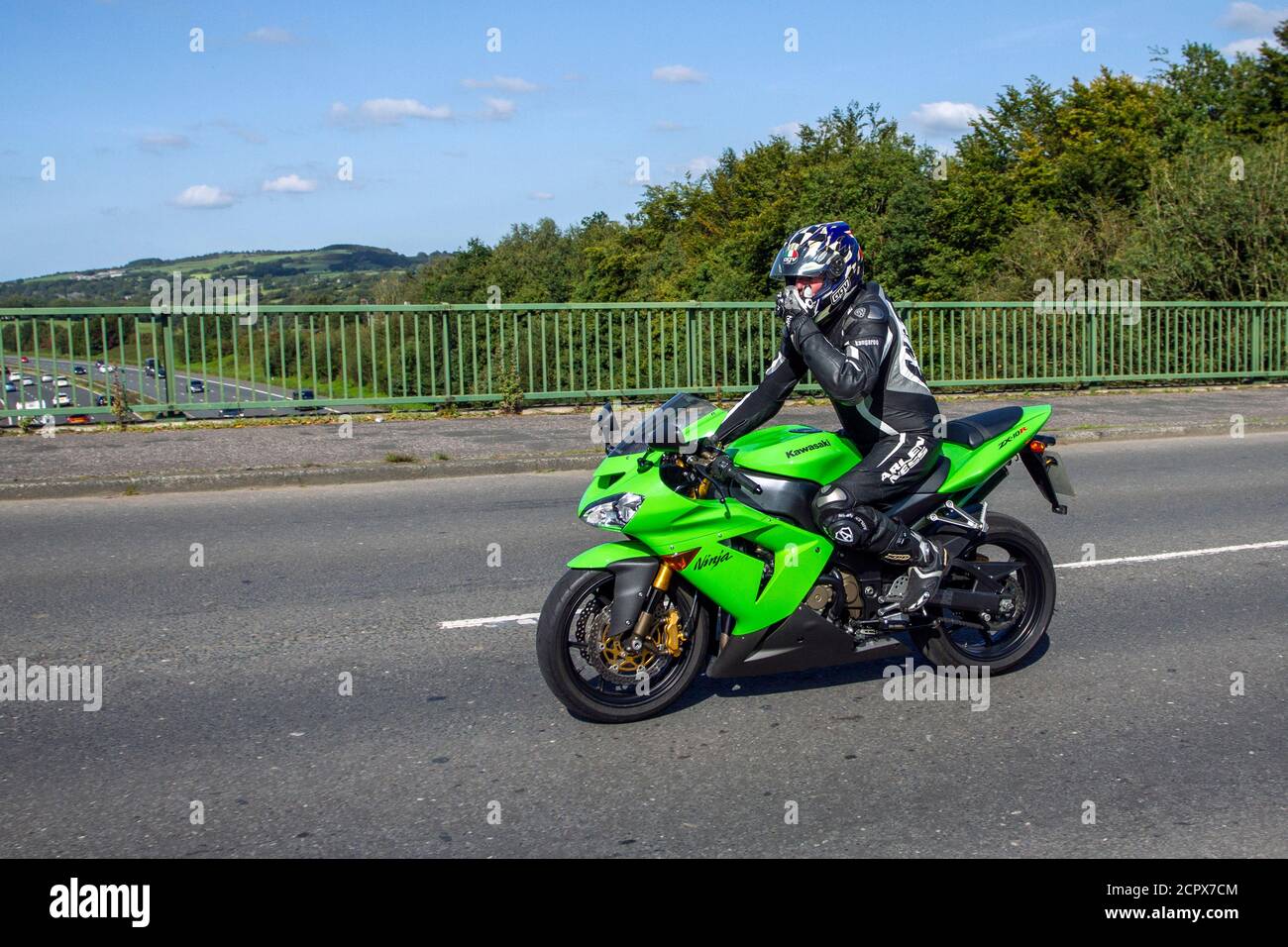 Green Kawasaki Ninja ZX-10R Motorradfahrer; zweirädrige Transport, Motorräder, Fahrzeug, Straßen, Motorräder, Motorrad Fahrer motoring in Chorley, UK Stockfoto