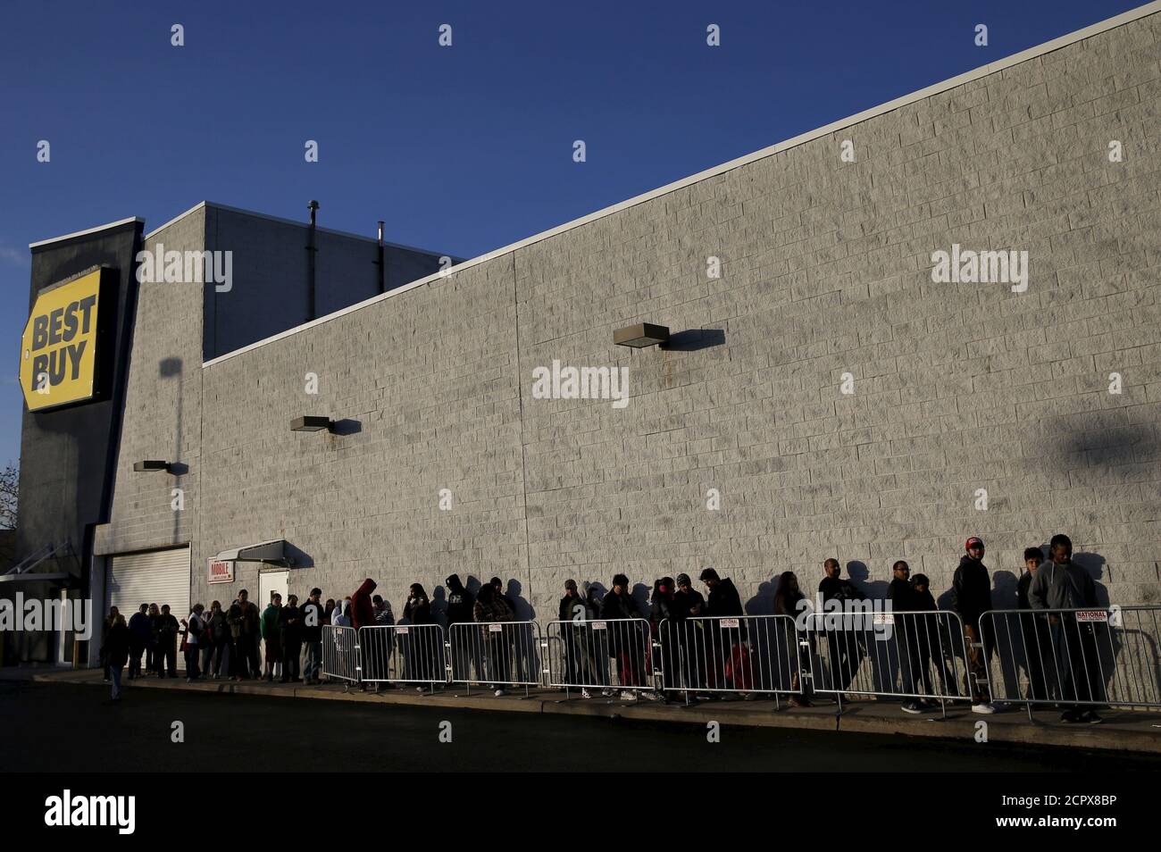Die Leute warten in der Schlange, um einen Best Buy Store in Westbury, New York 27. November 2015 zu betreten. In den frühen Morgenstunden des Freitags waren die Massen in US-Geschäften und Einkaufszentren dünn, erste Stichproben zeigten, als die Käufer auf die Rabatte am frühen Black Friday mit einer Mischung aus Enthusiasmus und Vorsicht reagierten. REUTERS/Shannon Stapleton Stockfoto