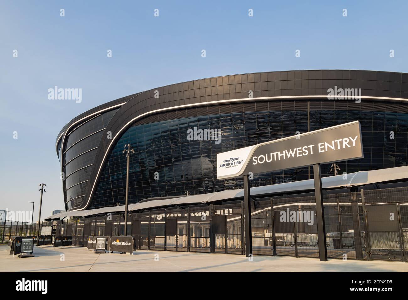 Las Vegas, SEP 15, 2020 - sonnige Außenansicht des Südwesteintritts des Allegiant Stadions Stockfoto