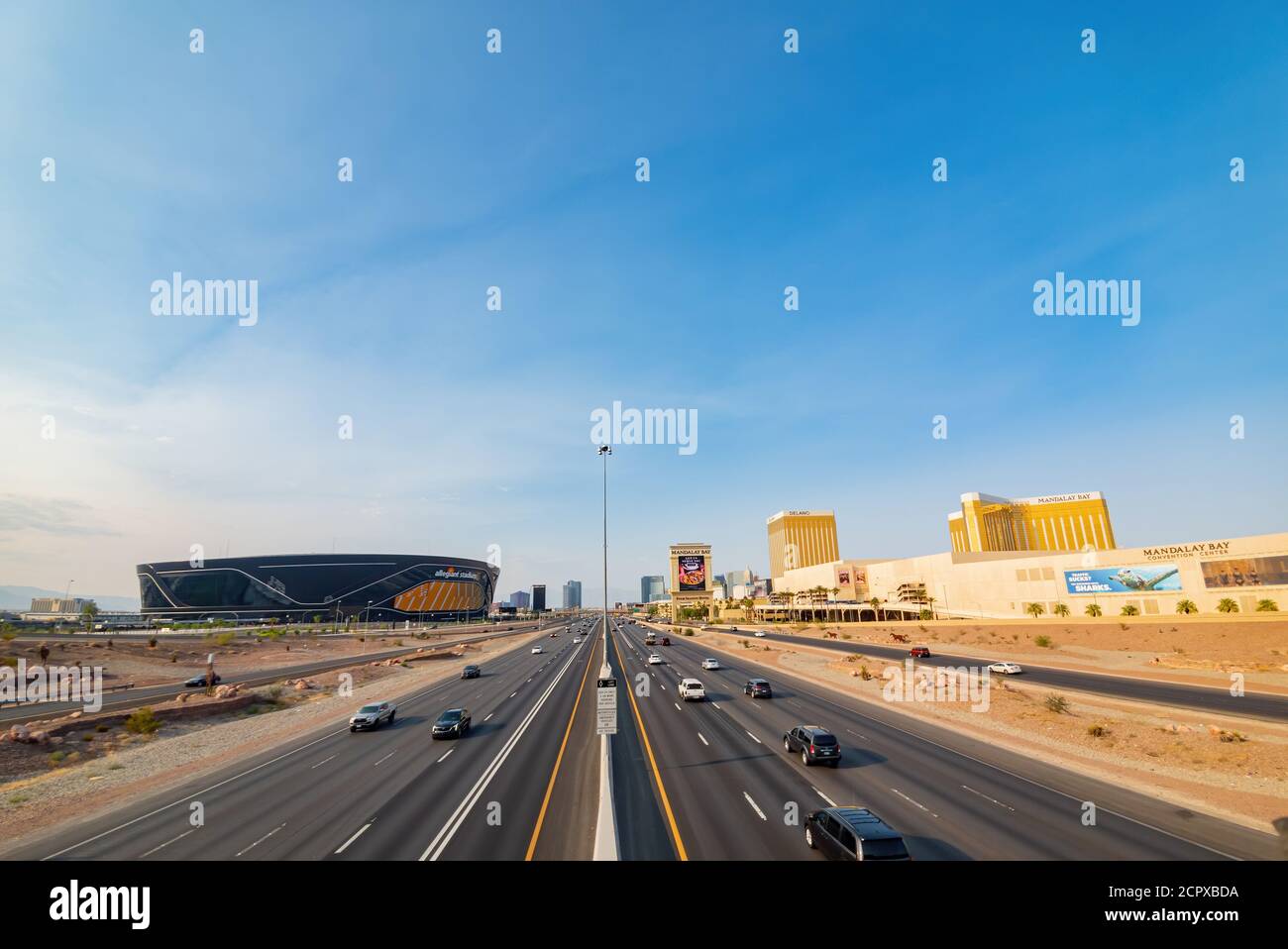 Las Vegas, SEP 15, 2020 - sonnige Außenansicht des Allegiant Stadions und des Strip, Highway 15 Stockfoto