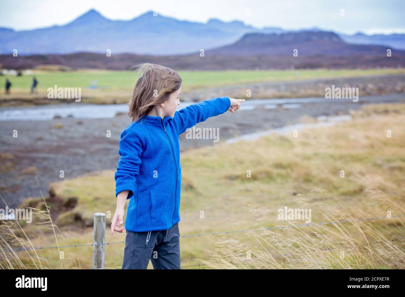 Kinder, spielen auf einer Straße in der Nähe von nicht aktiven Vulkan im Snaefellsjokull National Park, Island Herbstzeit Stockfoto