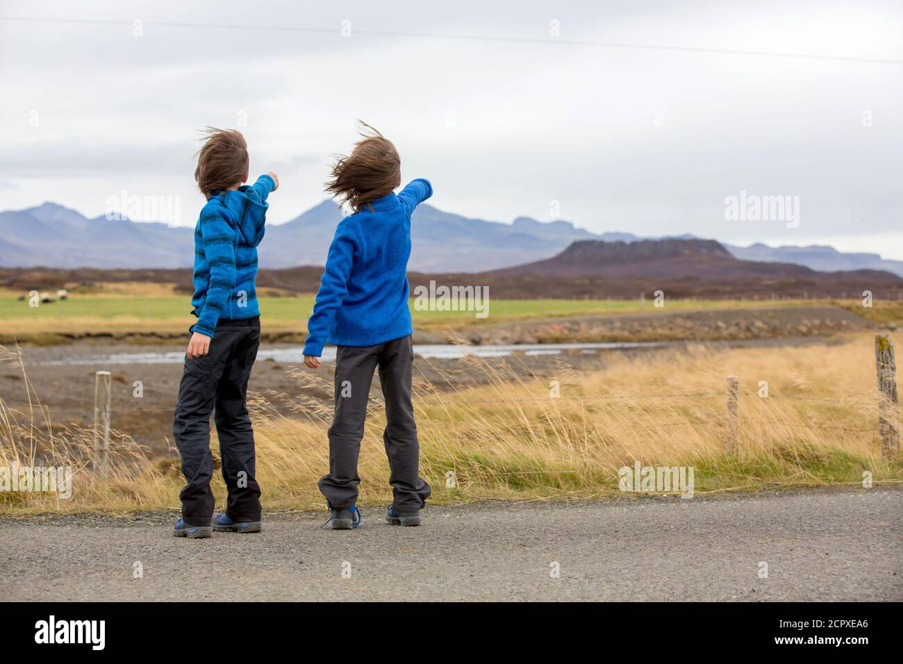Kinder, spielen auf einer Straße in der Nähe von nicht aktiven Vulkan im Snaefellsjokull National Park, Island Herbstzeit Stockfoto