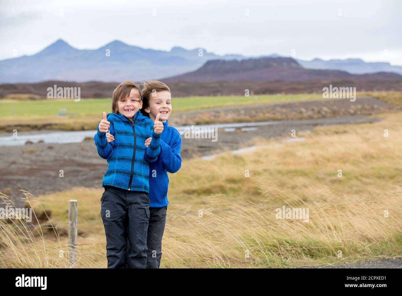 Kinder, spielen auf einer Straße in der Nähe von nicht aktiven Vulkan im Snaefellsjokull National Park, Island Herbstzeit Stockfoto